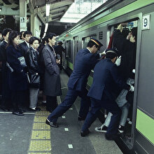 Tokyo metrosunda sıkışıklığı gidermek için bir kase erişte teklifi