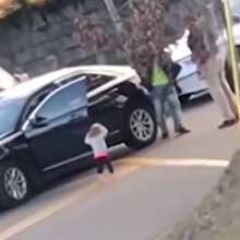 Babası gözaltına alınırken ellerini kaldırıp teslim olan minik bebek