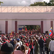 Maduro destekçileri Venezuela bayraklarıyla Caracas sokaklarında yürüdü