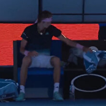 Alexander Zverev'in yenilgi sonrası raketini parçalaması
