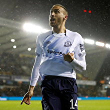 Cenk Tosun'dan tarihi gol