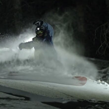 İnanılmaz deneyim: Gece snowboard yapan sporcular