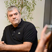 Yılmaz Özdil'in kitabı 'cam fanusta' sergileniyor
