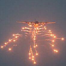RAAF C-130J uçağının havai fişek gösterisi