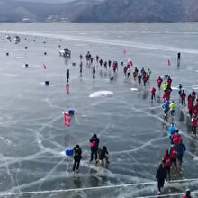 Bin 100 kişi buz tutmuş gölde maraton koştu