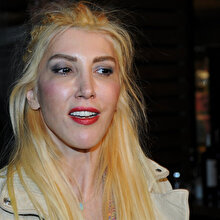 Hande Yener takipçisinden şikayetçi oldu