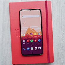 Xiaomi'nin yeni patentinde çift delikli ekran yer alıyor