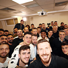 Takıma küstü ve toplu fotoğrafa dahil olmadı