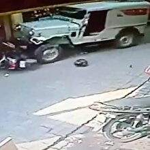 Kalabalığın arasına dalan cip anne ile bebeğin üzerinden geçti