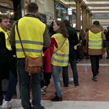 Sarı Yelekliler Paris'te Starbucks'ı bastı, az vergi ödeyen şirketleri protesto etti