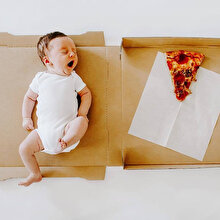 Bebeğinin büyümesini pizza dilimleriyle anlattı
