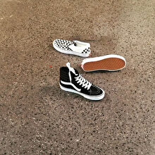 Vans ayakkabıların her koşulda düz düştüğünü kanıtlayan etkileyici deney