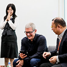 Apple CEO'su Tim Cook Twitter kullanıcı adını Tim Apple olarak değiştirdi