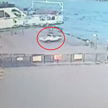 Arabalı vapura gitmek isterken denize uçan aracın kaza anı kamerada
