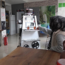 Bu kafede servisleri robot yapıyor