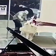 Değerli piyanolar dururken peluş Mickey Mouse çalan hırsız