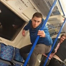 Londra metrosunda siyahi yolcuya karşı maymun taklidi