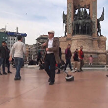Taksim'de elektrikli süpürgesini gezdiren adam
