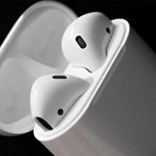 Apple, yeni AirPods'u tanıttı: 'Kablosuz şarj ve Siri aktivasyonu'