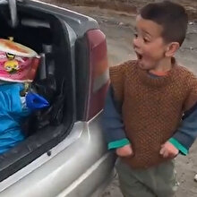 Bir bagaj dolusu oyuncağı gören ufaklığın içinizi ısıtacak görüntüleri