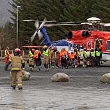 Norveç'teki cruise gemisinde mahsur kalanlar helikopterle kurtarılıyor