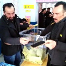 Kars’ta oy kullanan vatandaş cep telefonunu seçim sandığına düşürdü