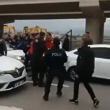 Oyuncular ile taraftarlar maç çıkışı kapıştı