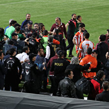 Adanaspor-Denizlispor maçında saha karıştı