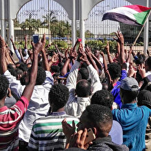 Sudan diken üstünde
