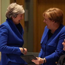 Theresa May ve Angela Merkel'in 'ceket kardeşliği'