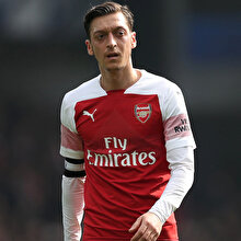 Mesut Özil, genç hayranını sevindirdi