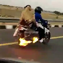 Alev alan motosikletle yola devam eden aileyi polis böyle kurtardı