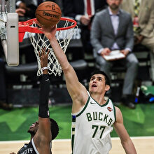 Ersan'lı Milwaukee, Detroit'e karşı 2-0 öne geçti