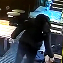 Kafenin ortasında laptop çalan hırsız rahatlığıyla pes dedirtti