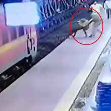 Treni fark etmeyen işitme engelli adamı polis son anda kurtardı