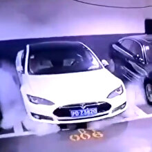 Otoparkta patlayıp küle dönen Tesla Model S