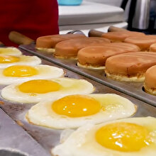 Kore sokak lezzeti: Muhteşem bir 'yumurta ekmek' yapımı