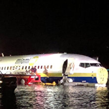 Boeing 737 uçağı ABD'de pistten çıkarak nehre sürüklendi