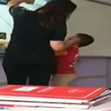 İlkokul öğrencisini soruyu bilemediği için darp eden öğretmene tepkiler çığ gibi büyüdü