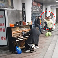 Sokakta piyano çalan adamın ritmine kapılıp kendinden geçen yaşlı kadın