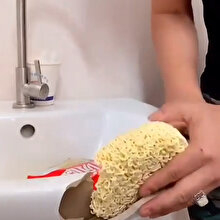 Noodle’lar ile lavabo tamir eden adam