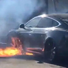 Kendi kendine alev alan Tesla'lar kül oldu