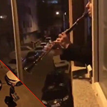 Mahalleden geçen Ramazan davulcusuna camdan klarneti ile eşlik eden vatandaş