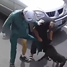 Pitbull dehşeti! Kamyonetten atlayıp motosikletli postacıya saldırdı