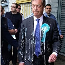 'Milkshake' protestolarının son hedefi Brexit Partisi lideri Nigel Farage oldu