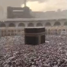 Sağanak yağış altında Kabe'yi tavaf eden Müslümanlar