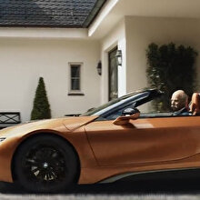 BMW'den efsane gönderme: Mercedes CEO'su BMW'ye biniyor