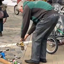 Dünyanın en küçük bisikletini kullanan adam