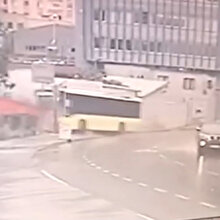 Kontrolden çıkan İETT otobüsünün feci kazası kamerada