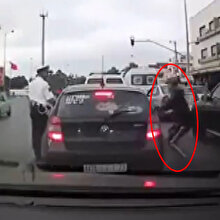 Polisin gözü önünde hırsızlık yaptı
